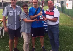 L'assessore Gian Franco Ferrero e la sindaca di Demonte Laura Porracchia premiano la squadra vincitrice del torneo